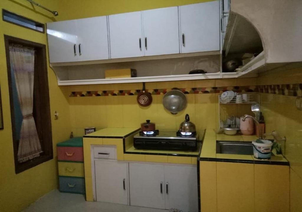 Homestay Kuning Ceria - Murah, Akses kota & wisata photo