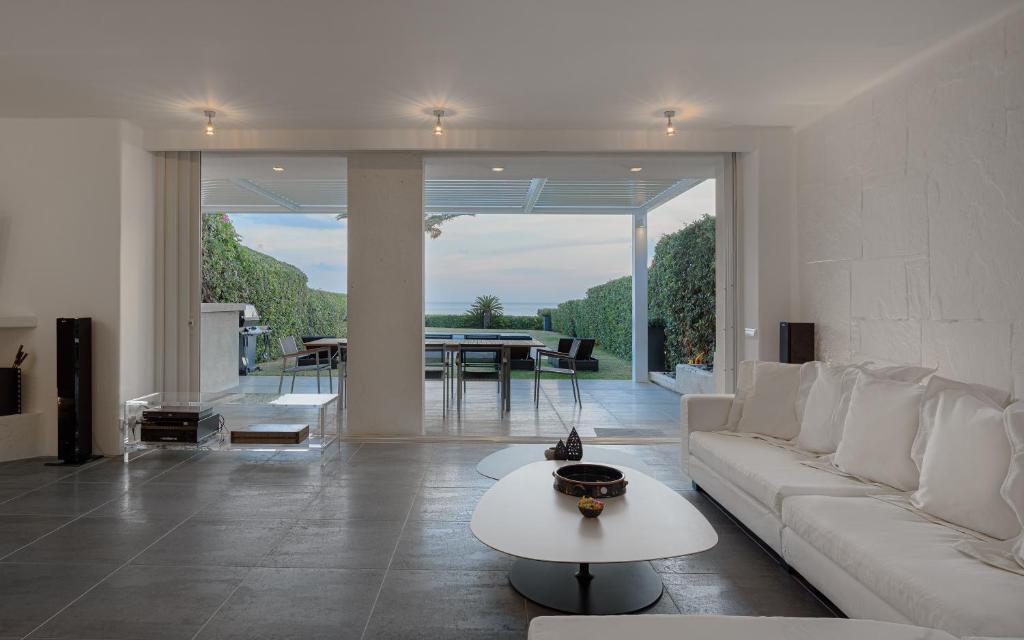 Luxurious Beachfront Villa Maira 전경