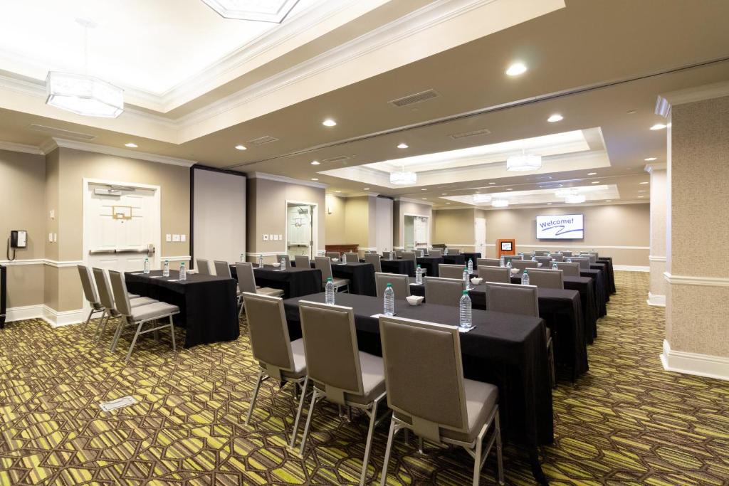 Holiday Inn Express Savannah-Historic District Photo 42