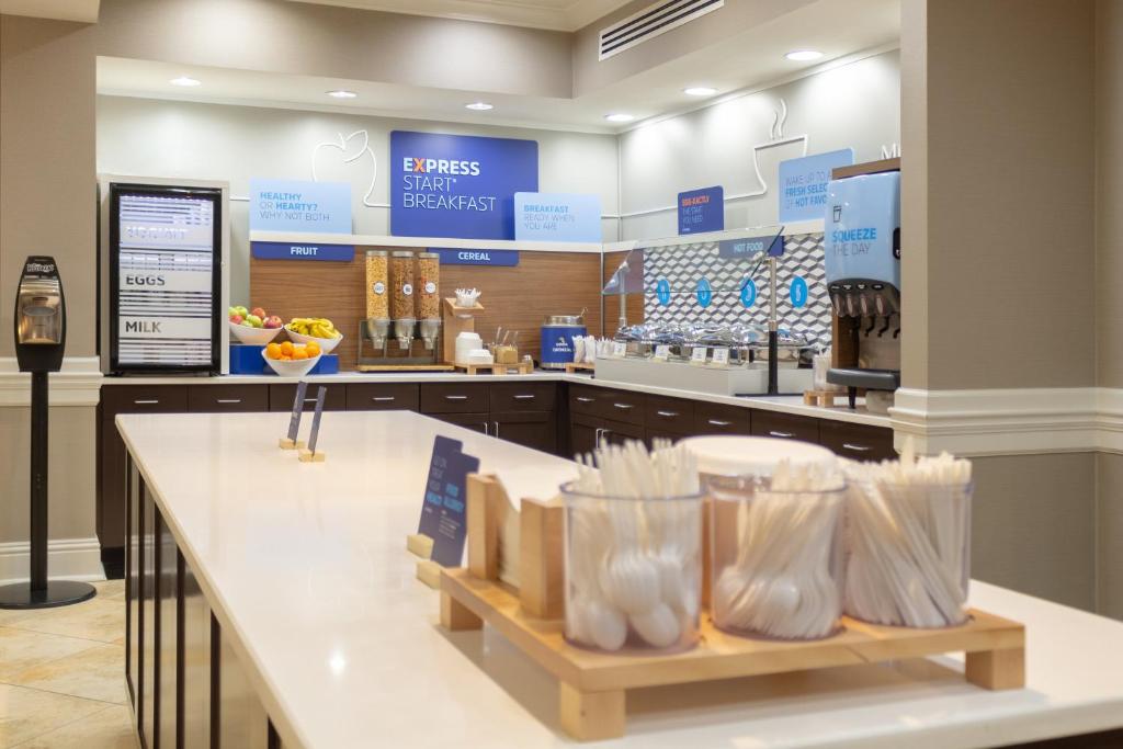 Holiday Inn Express Savannah-Historic District Photo 44