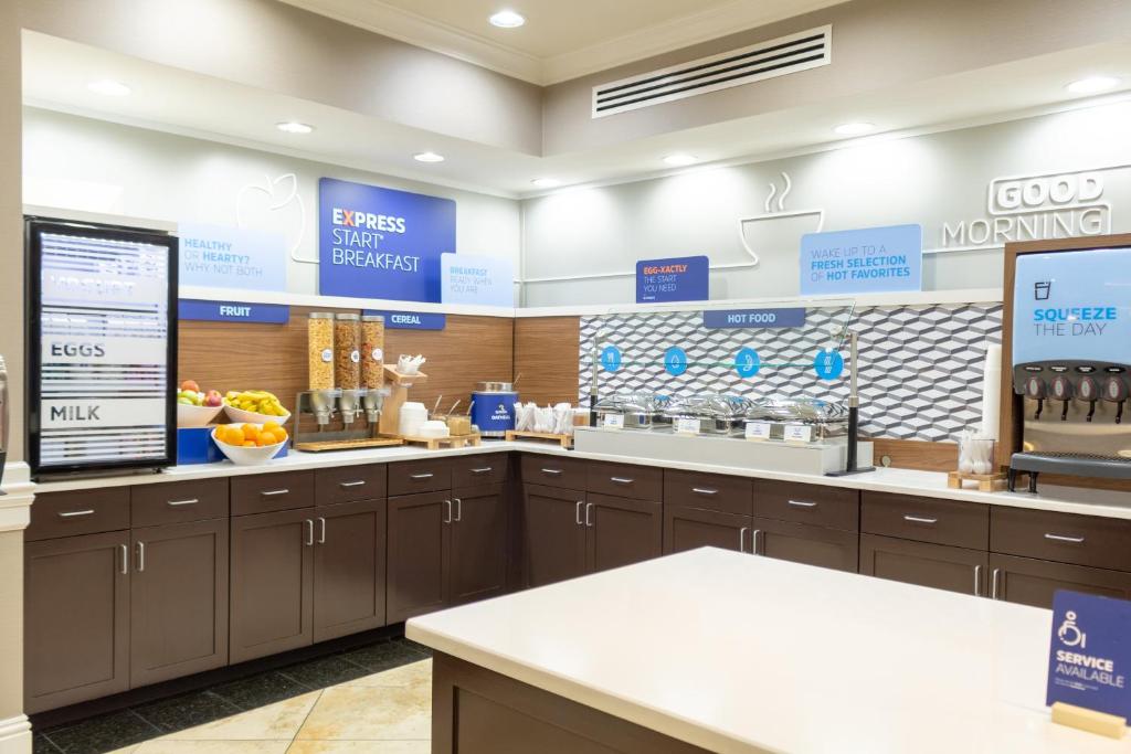 Holiday Inn Express Savannah-Historic District Photo 45