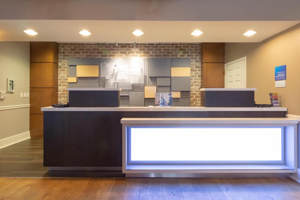 Holiday Inn Express Savannah-Historic District Photo 47