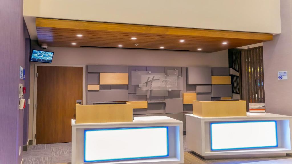 Holiday Inn Express & Suites Miami Airport photo
