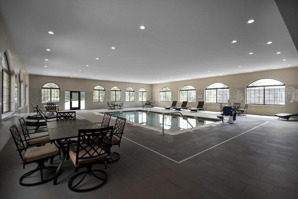 Staybridge Suites Holland photo