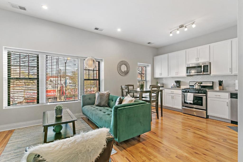 Minimalist 2BR Logan Sq Apt close to Train &amp; Store - Milwaukee 2 — Hotel in Deerfield (IL)