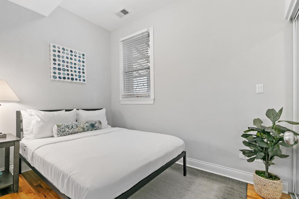 Minimalist 2BR Logan Sq Apt close to Train & Store - Milwaukee 2 photo
