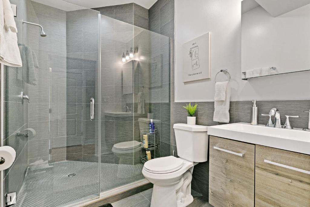 Minimalist 2BR Logan Sq Apt close to Train & Store - Milwaukee 2 photo
