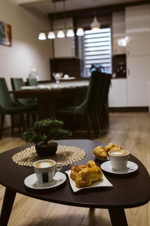 Vively Lux Apartment - Central & Spacious with Balcony and free WiFi - 2