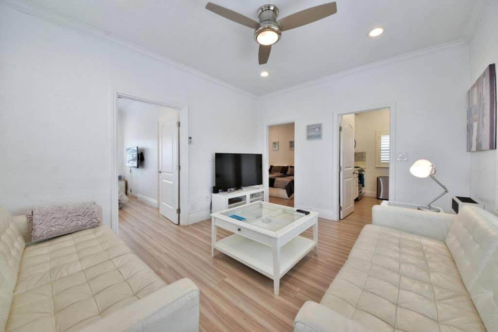 1000 5 Premier Modern Home w View Parking and AC 전경