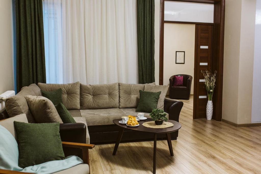 Vively Lux Apartment - Central & Spacious with Balcony and free WiFi - 3