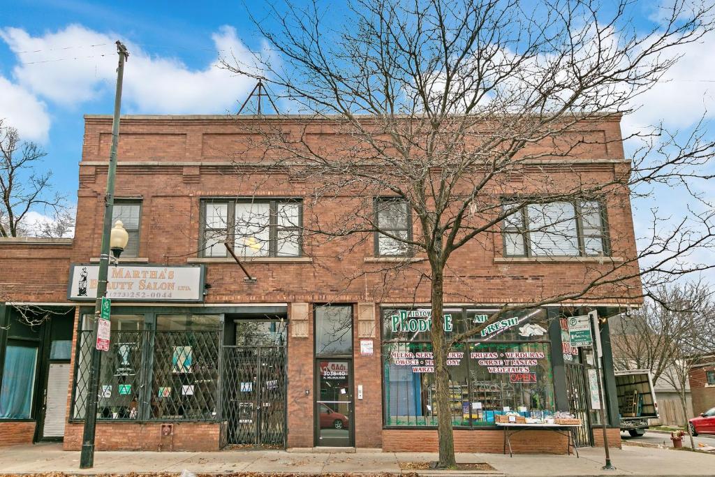 Minimalist 2BR Logan Sq Apt close to Train & Store - Milwaukee 2 photo