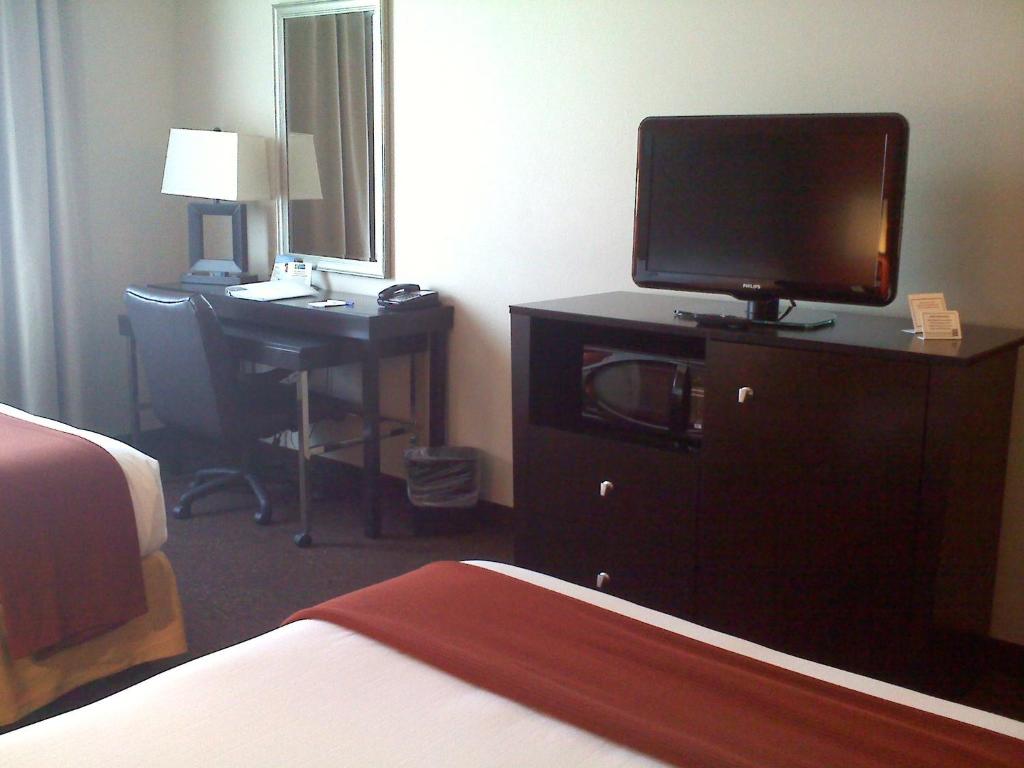 Holiday Inn Express Harvey-Marrero Photo 22
