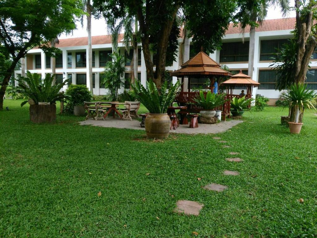 โรงแรมฉัตรแก้ว — Hotel in Suphan Buri