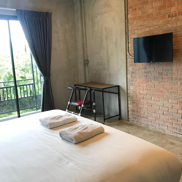 Shared lounge/TV area