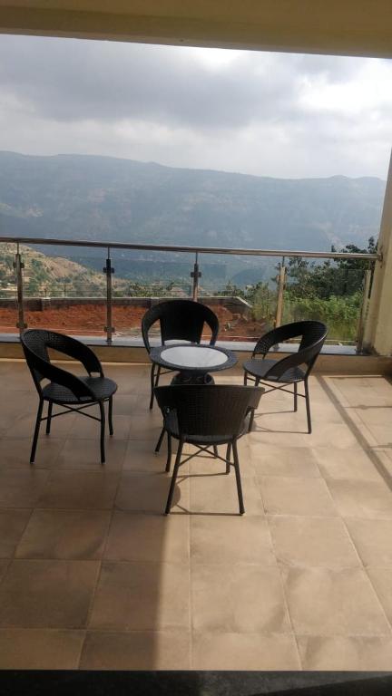 GEMS Villa - House at the Cliff with Magical View — Hotel in Mahabaleshwar