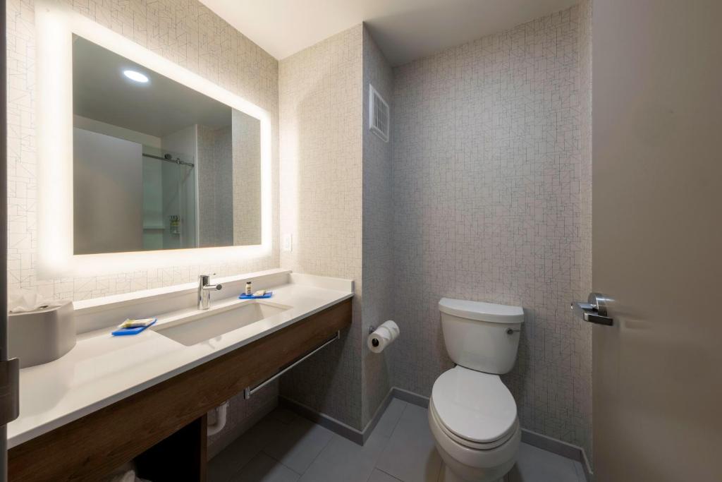 Holiday Inn Express Hotel & Suites Petersburg/Dinwiddie photo