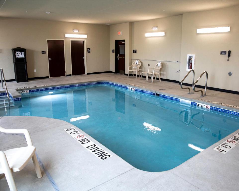 Cobblestone Hotel and Suites Two Rivers photo
