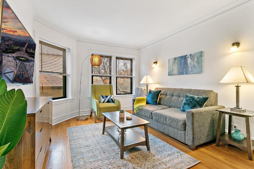 Furnished 1BR Apt with Natural Light & King Beds - Larchmont ALL REP, Chicago