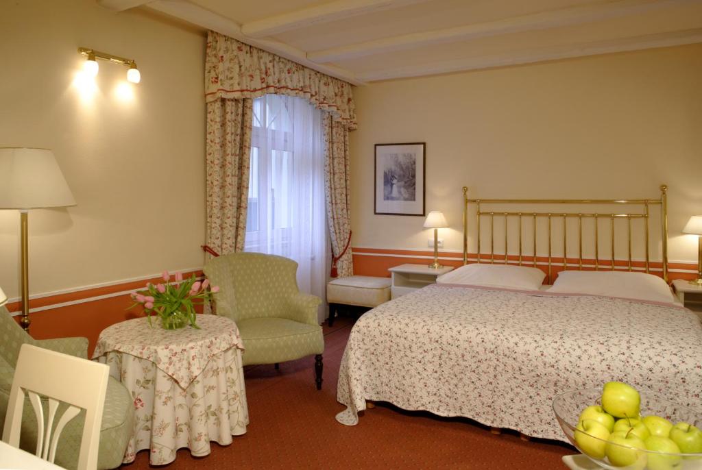 Hotel Embassy photo