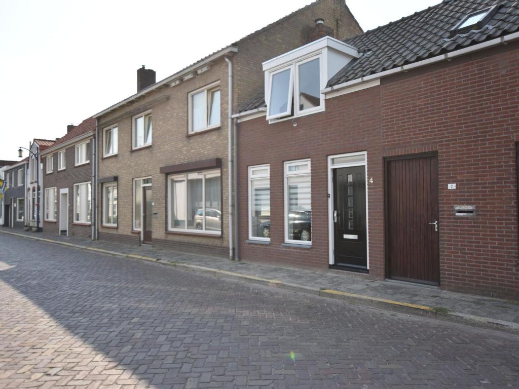 Quiet holiday home in Nieuwvliet with a lounge area by the sea