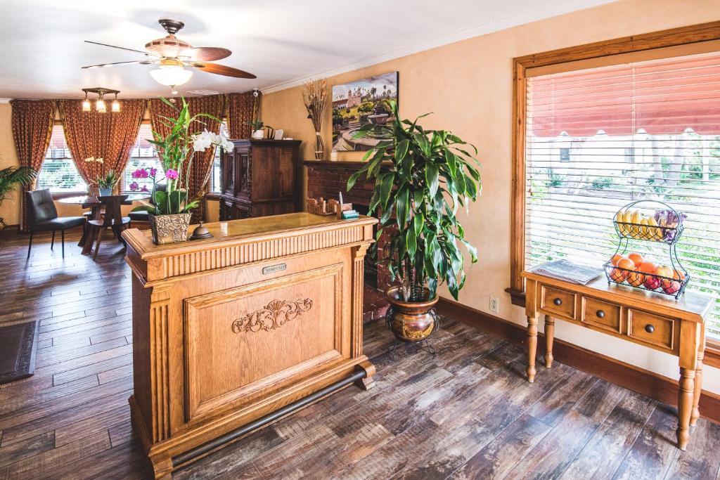 Harbor House Inn photo