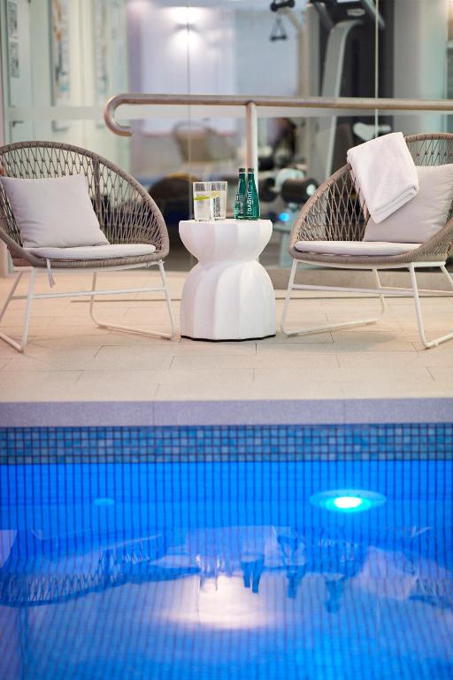 สระว่ายน้ำ