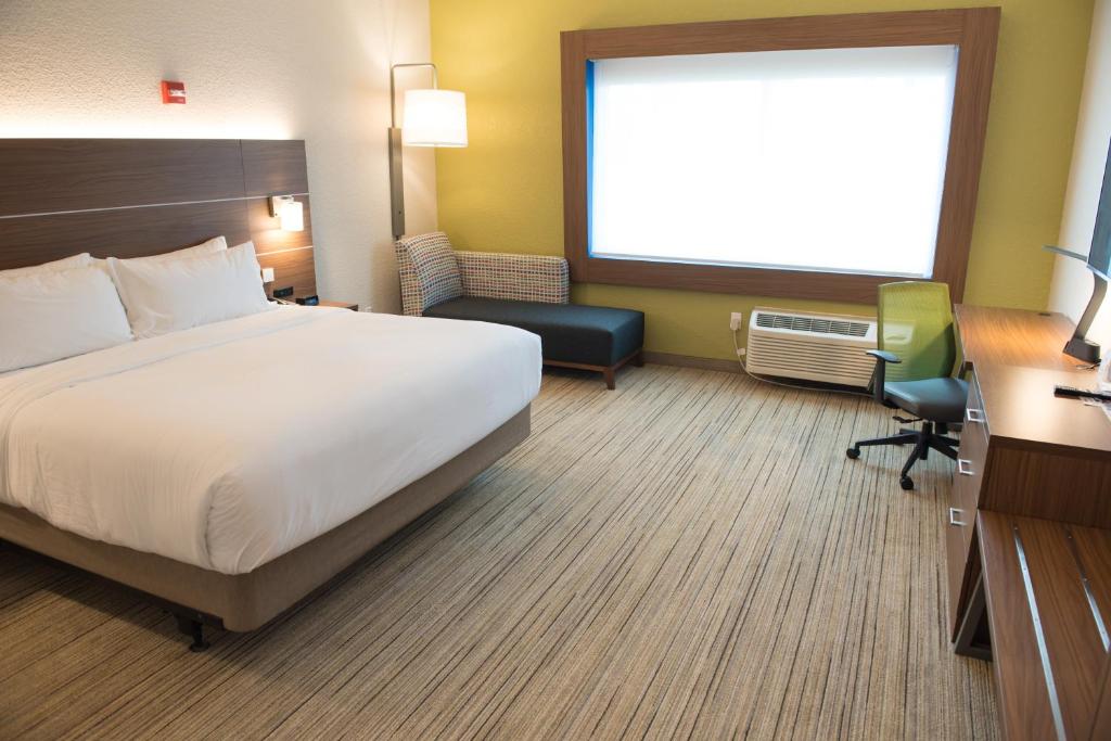 Holiday Inn Express and Suites Louisville N Jeffersonville photo