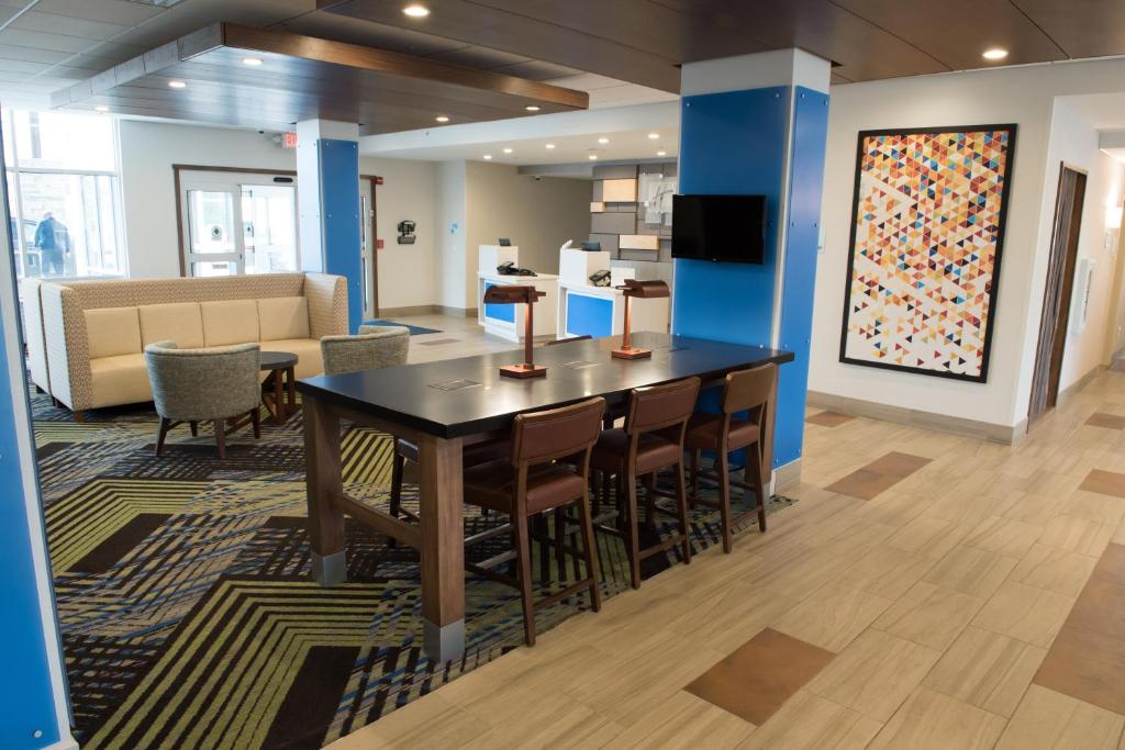 Holiday Inn Express and Suites Louisville N Jeffersonville photo