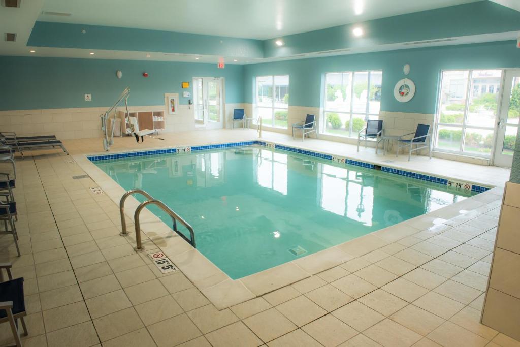 Holiday Inn Express and Suites Louisville N Jeffersonville photo