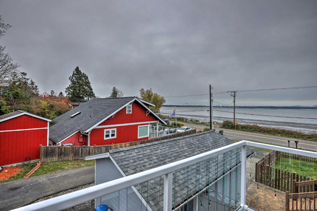 Birch Bay Abode Crabbing, Boating and Golfing!