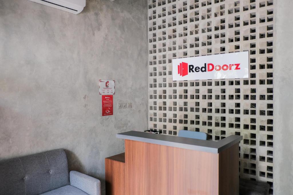 レッドドアーズ ニア トランス スタジオ モール シブブル 3 (RedDoorz  near Trans Studio Mall Cibubur 3)