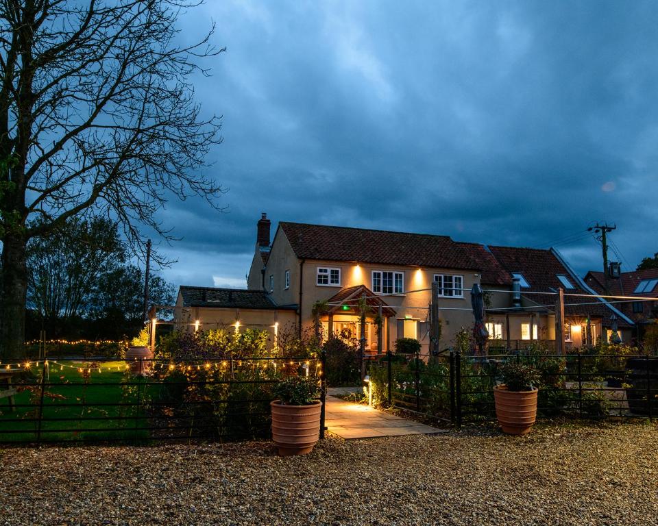 The Three Horseshoes, Briston