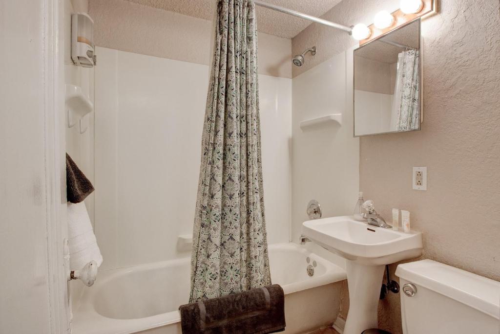 Vintage MW 1BR with Full Kitchen by Zencity photo