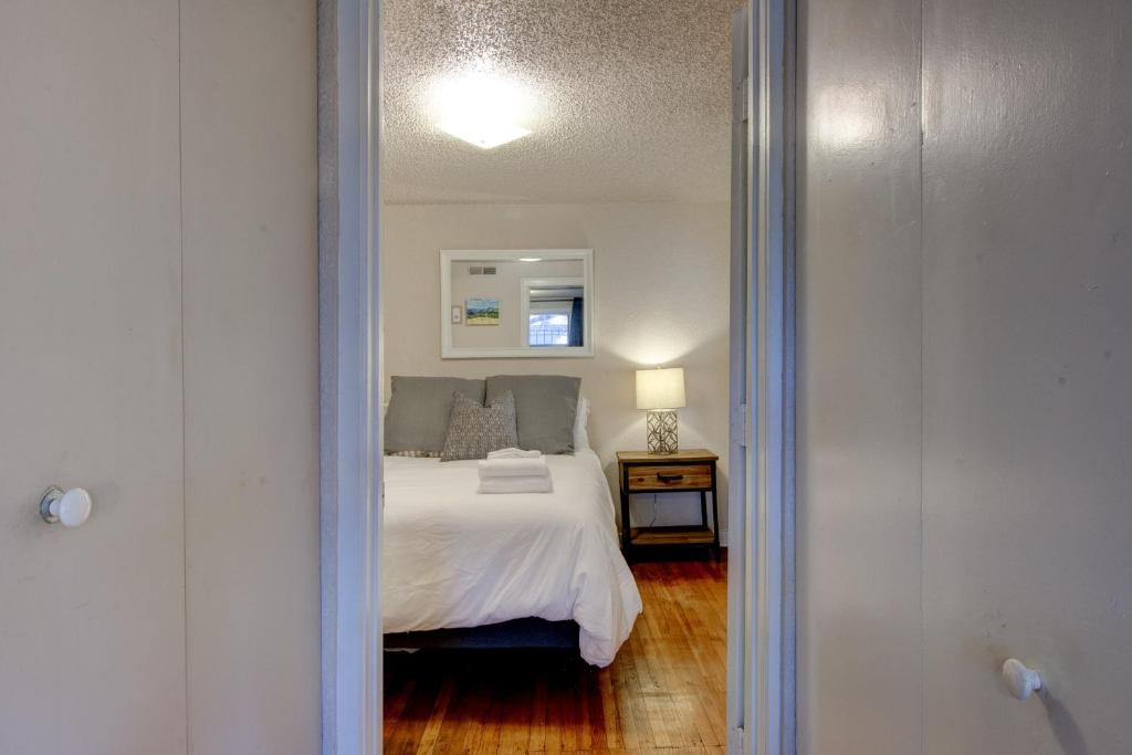 Vintage MW 1BR with Full Kitchen by Zencity photo