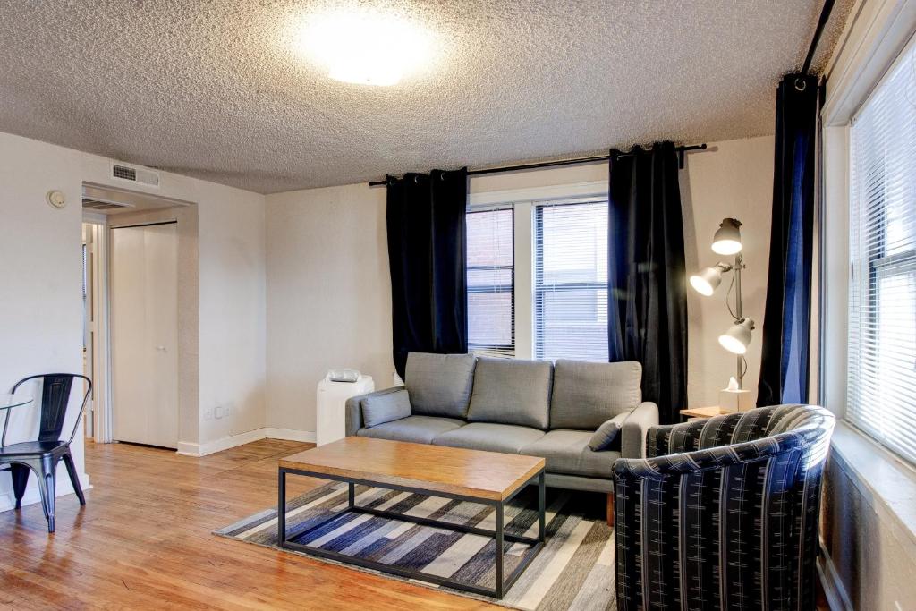 Vintage MW 1BR with Full Kitchen by Zencity photo