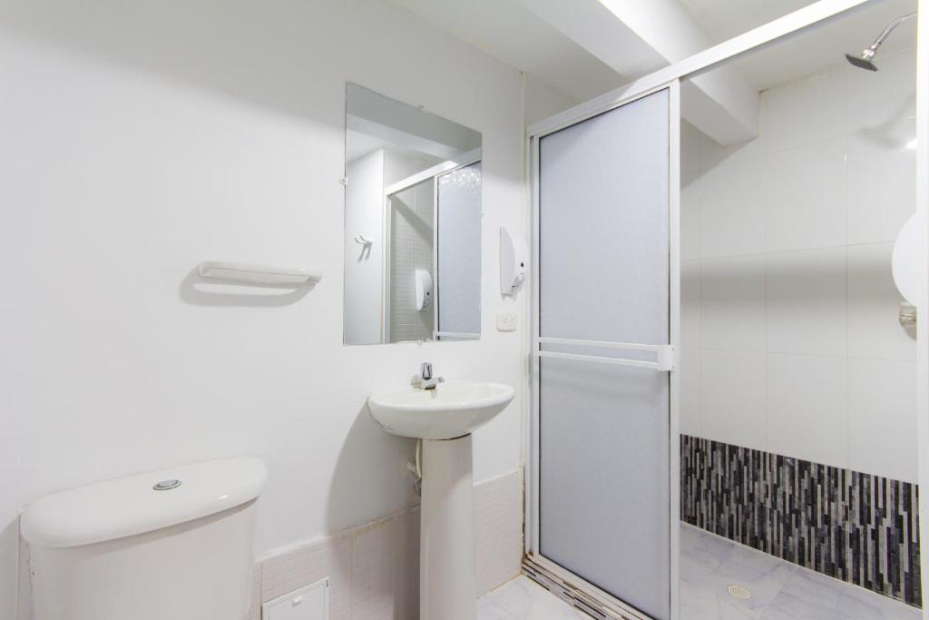 Hotel Avexi Suites By GEH Suites photo