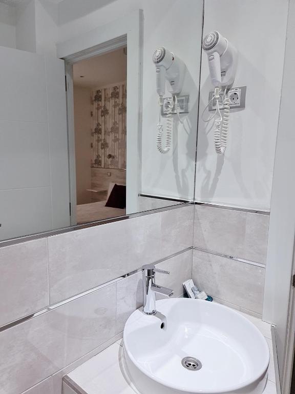 Hostal Met Madrid - 5