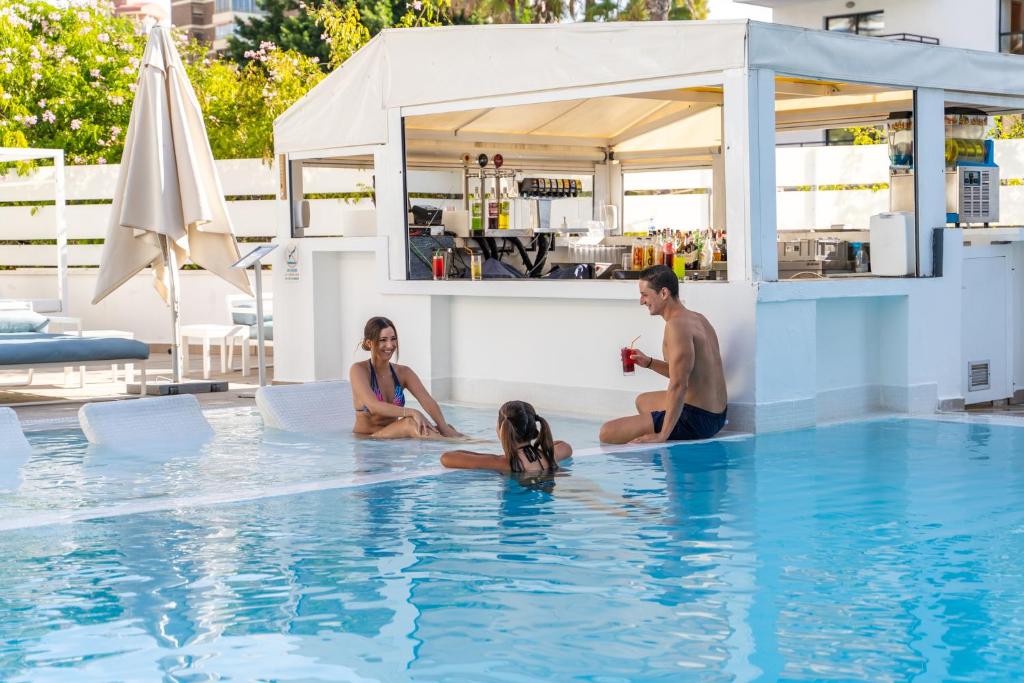Hotel Villa del Mar — Swimming pool in Benidorm, Valencian Community