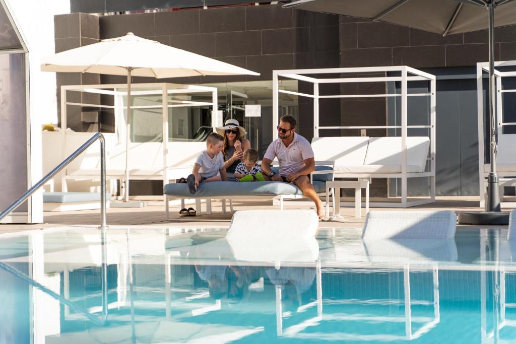 Hotel Villa del Mar — Swimming pool in Benidorm, Valencian Community