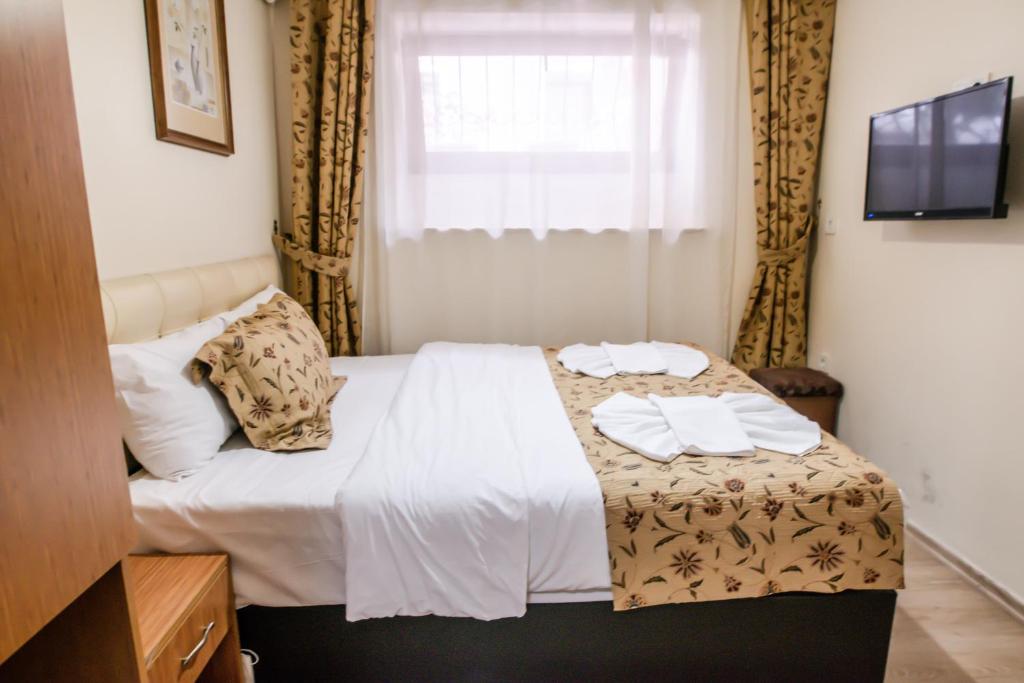 Camelot Apartment photo