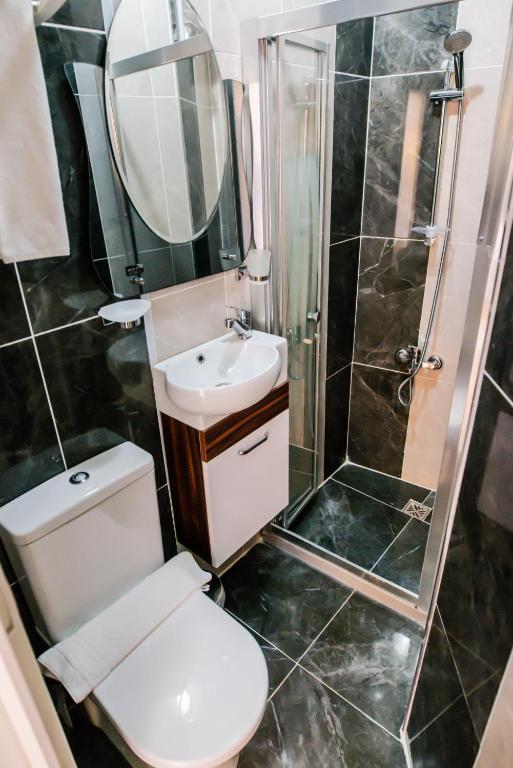 Camelot Apartment photo