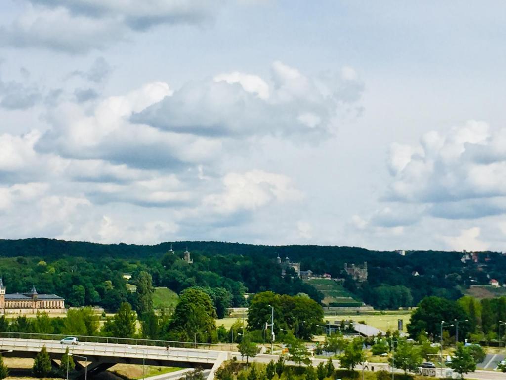 Panoramablick auf Elbe und Schlösser