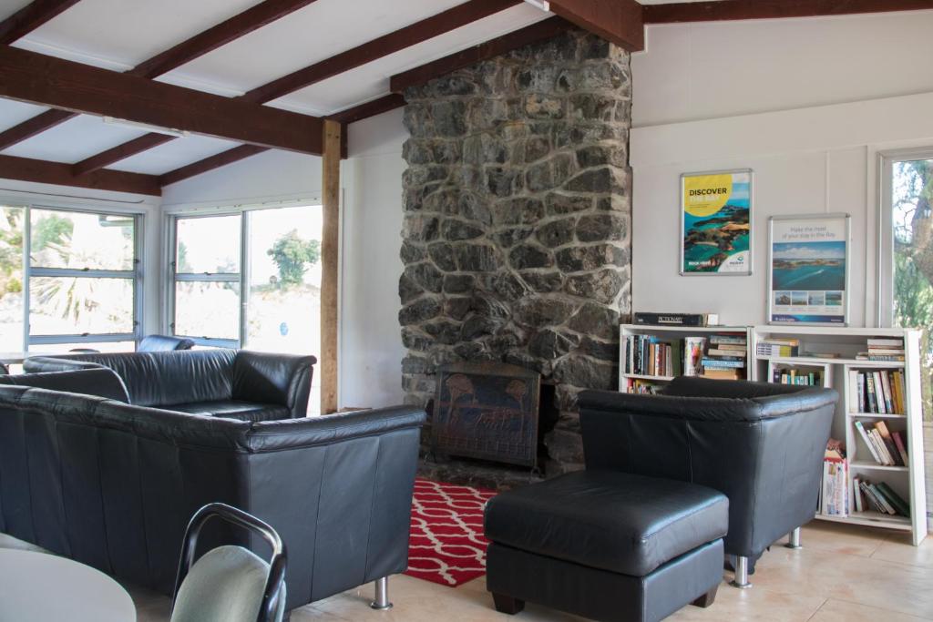 Shared lounge/TV area, Russell-Orongo Bay Holiday Park in Bay of Islands
