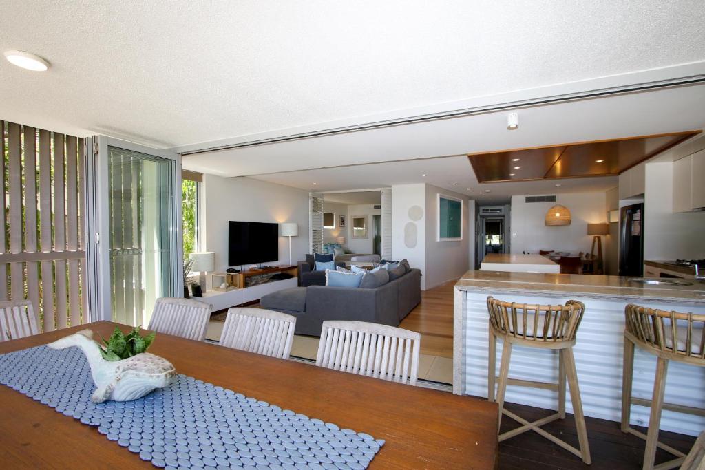 Waves 8 - Beachfront with pool, Point Lookout