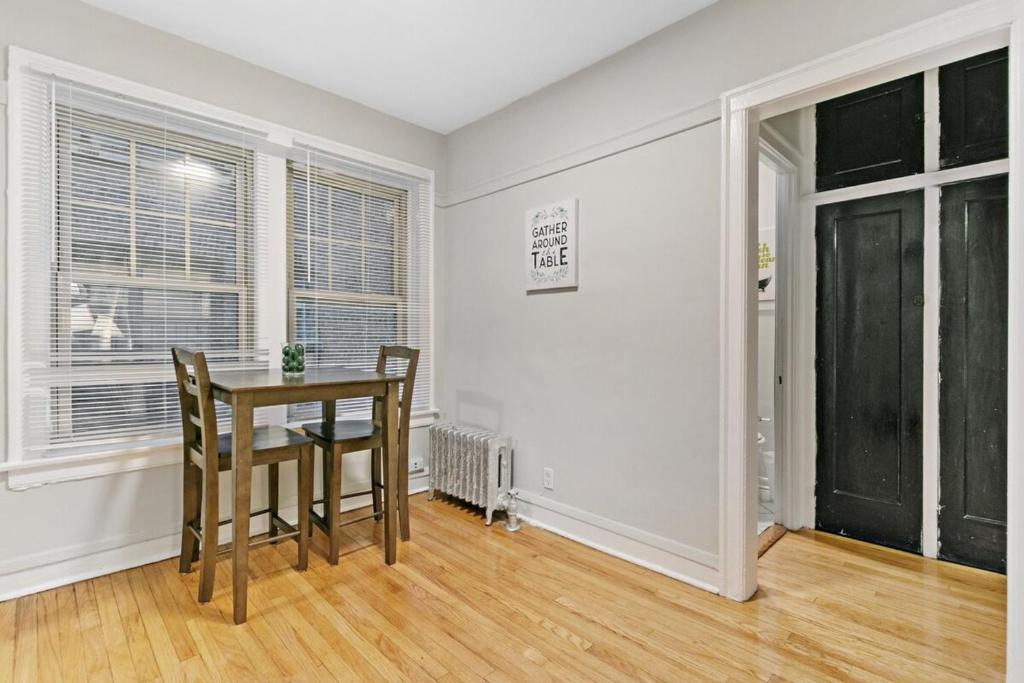 Stylish 1BR Apt near Downtown Chicago and Train - Oakdale 2S photo