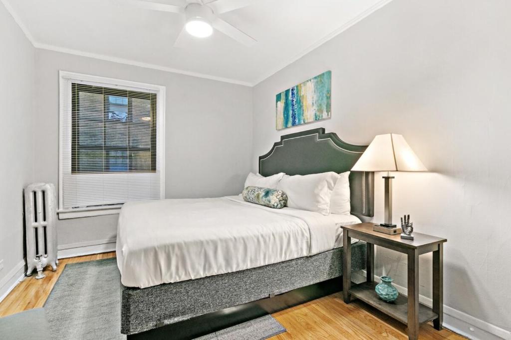Stylish 1BR Apt near Downtown Chicago and Train - Oakdale 2S photo
