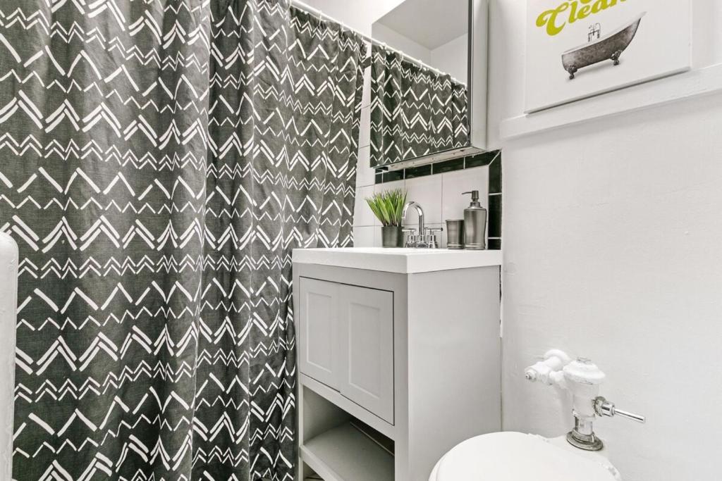 Stylish 1BR Apt near Downtown Chicago and Train - Oakdale 2S photo