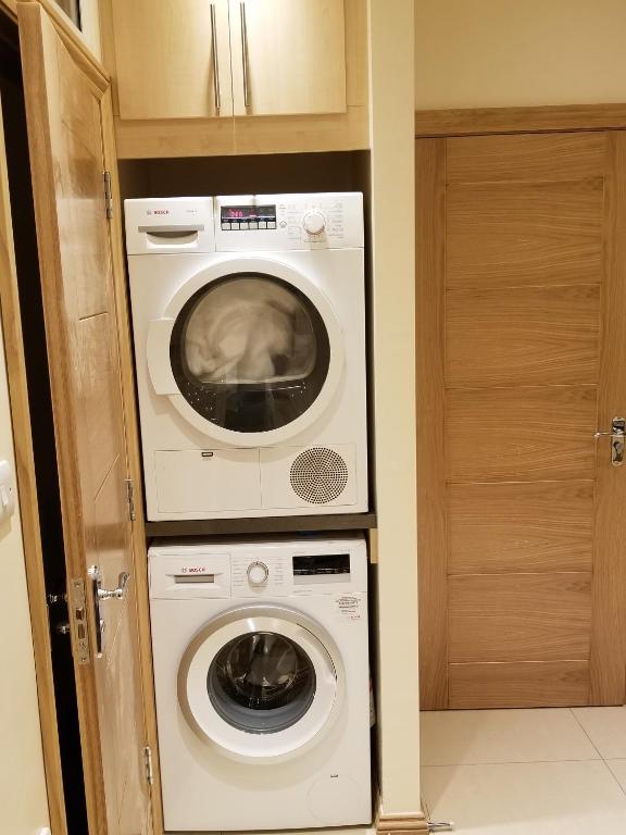 London Luxury Apartments 5 min walk from Ilford Station, with FREE PARKING FREE WIFI photo