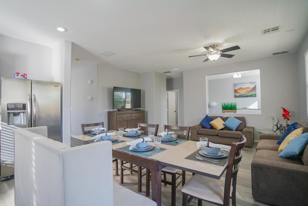 Ultra Modern Las Vegas Home 20min From The Strip — Hotel in Las Vegas (NV)