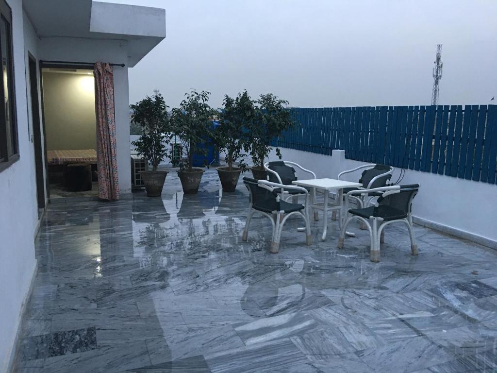 1 Bed Apartment with terrace — Hotel in Lahore